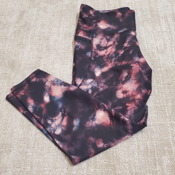 EUC Old Navy PowerSoft high-rise leggings, size XL, black and burgundy tie dye - Picture 6 of 10